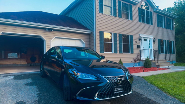 صورة 8 لـ 2023 Lexus ES 300H BASE