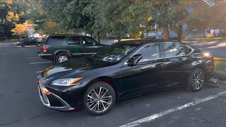 صورة 5 لـ 2023 Lexus ES 300H BASE