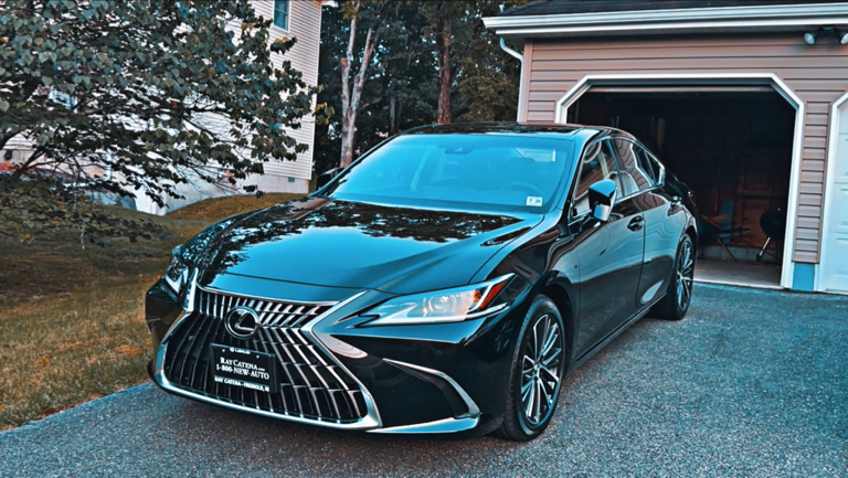 صورة 2 لـ 2023 Lexus ES 300H BASE