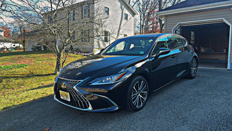 صورة 7 لـ 2023 Lexus ES 300H BASE