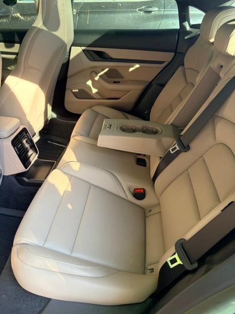 2022 Porsche TAYCAN 照片 9