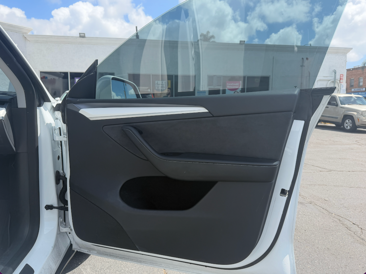 TESLA MODEL Y LONG RANGE - 9