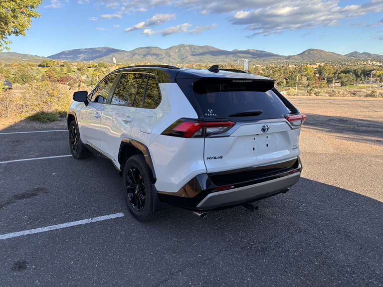 صورة 4 لـ 2022 Toyota RAV4 HYBRID XSE