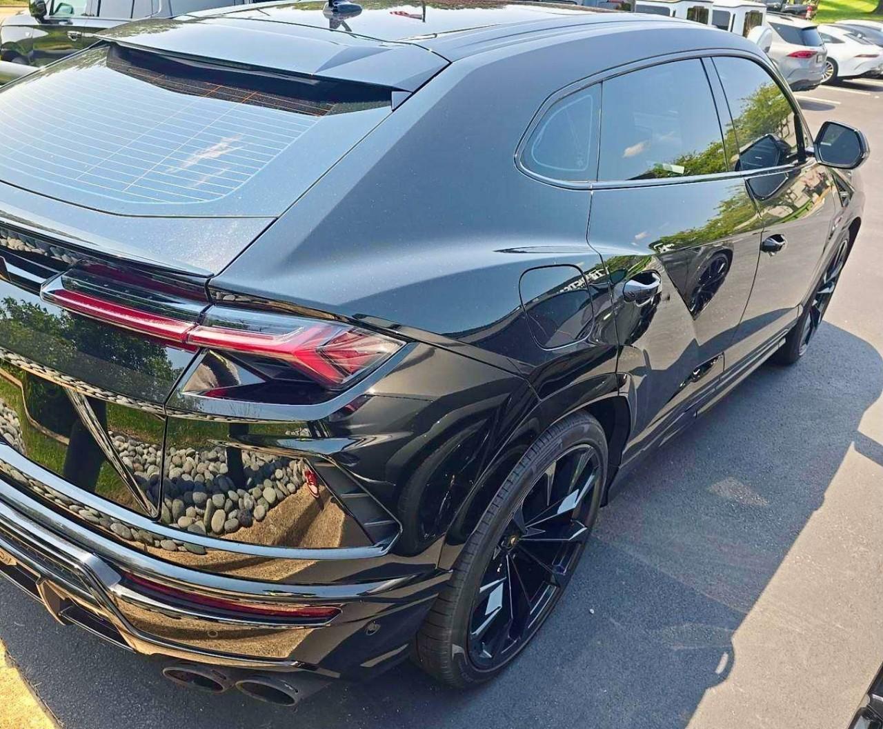 2021 Lamborghini URUS BASE photo 3