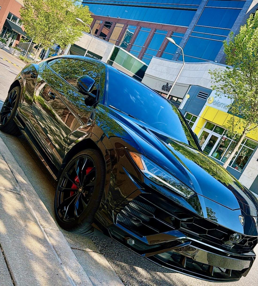 2021 Lamborghini URUS BASE photo 2