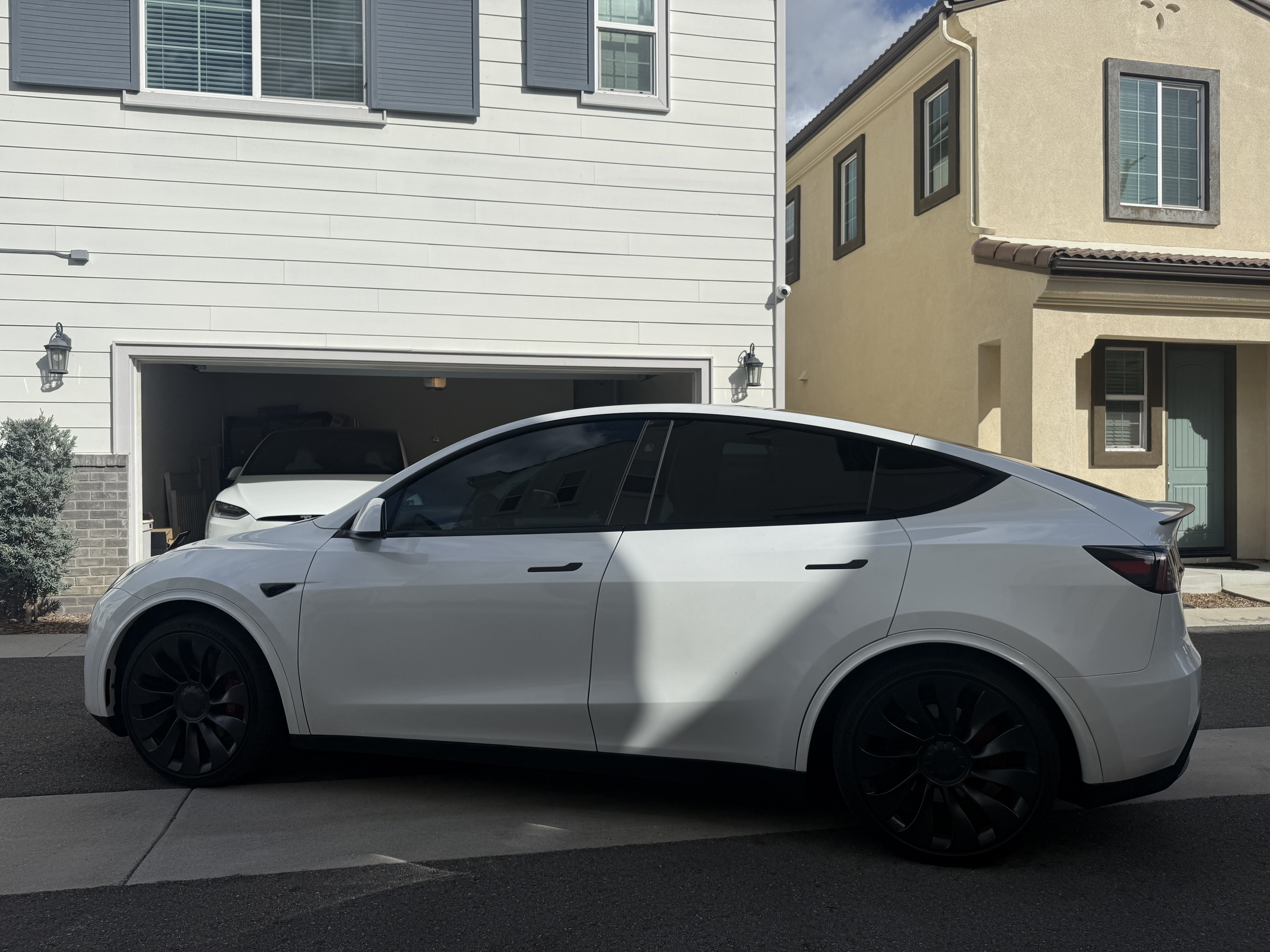 2023 TESLA MODEL Y PERFORMANCE — фото 4