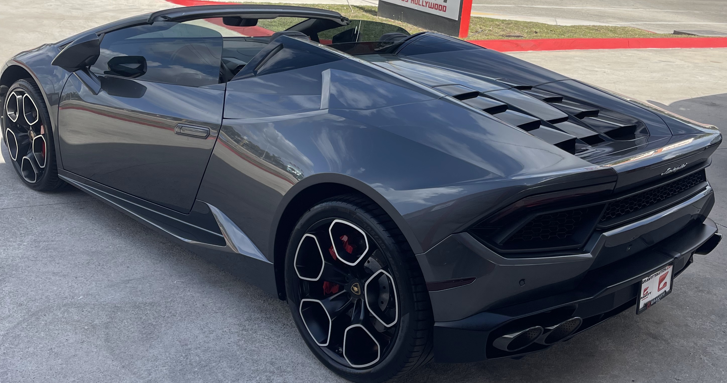 Lamborghini Huracan main image