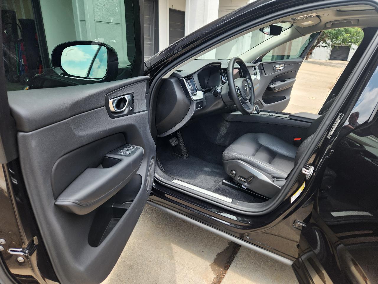 2025 Volvo XC60 B5 AWD PLUS — фото 8