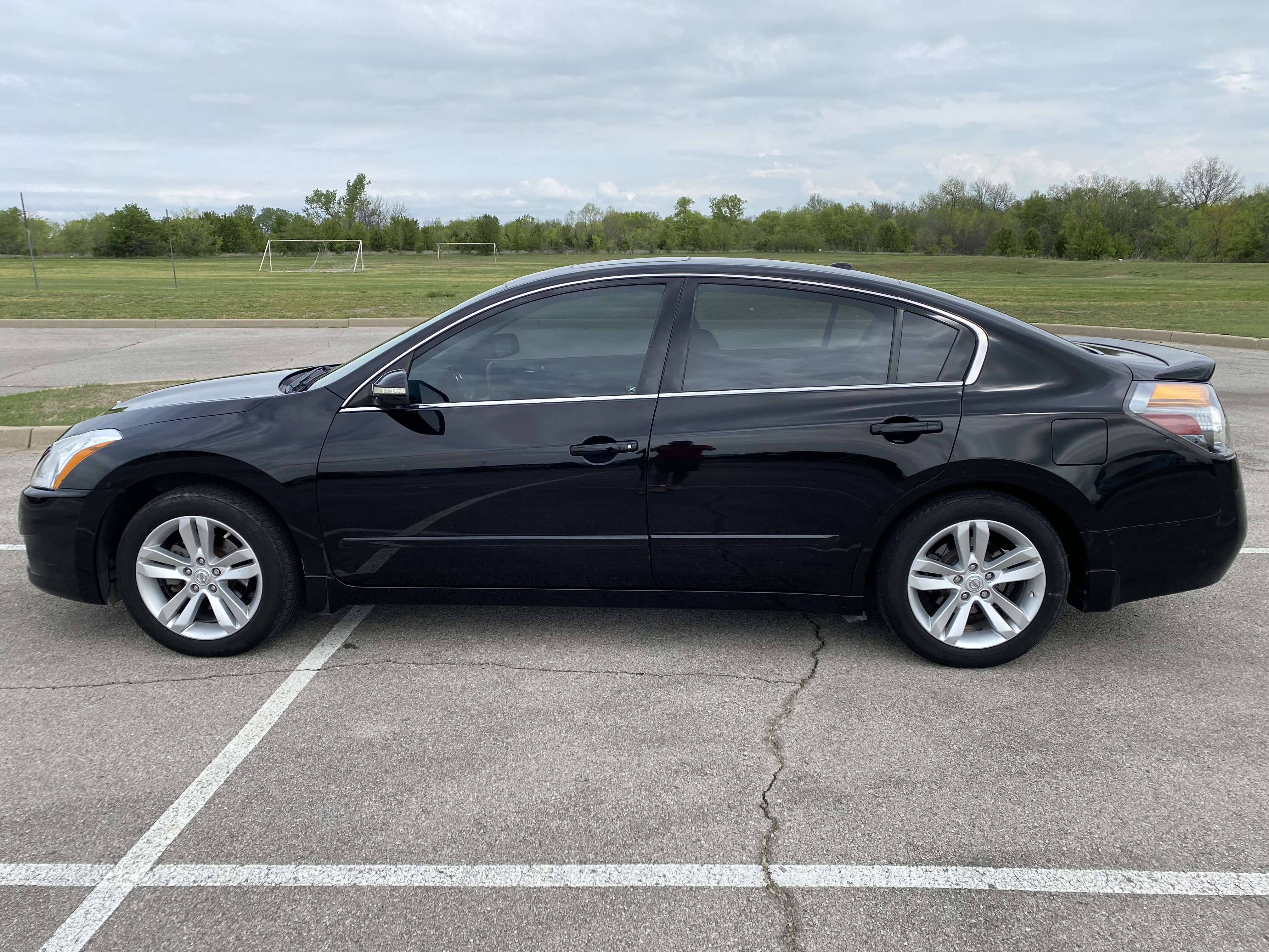 black nissan altima 2011