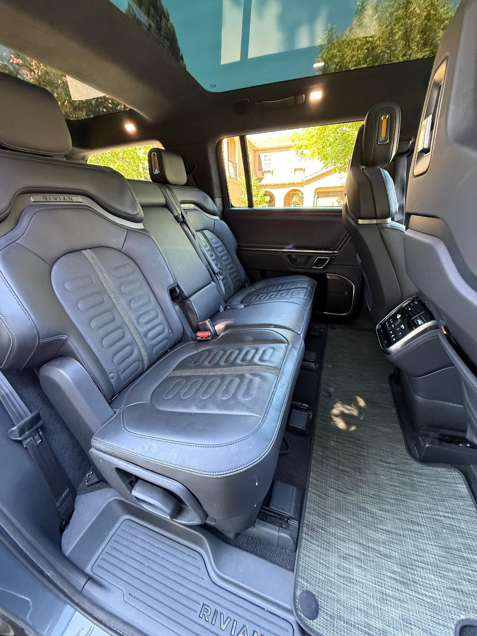 صورة 7 لـ 2023 Rivian R1S ADVENTURE QUAD-MOTOR LARGE PACKAGE