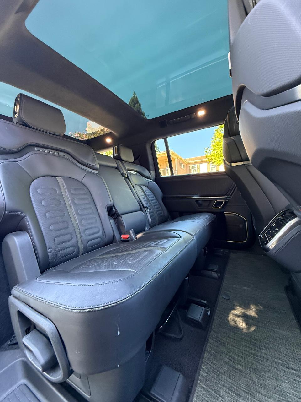 صورة 6 لـ 2023 Rivian R1S ADVENTURE QUAD-MOTOR LARGE PACKAGE