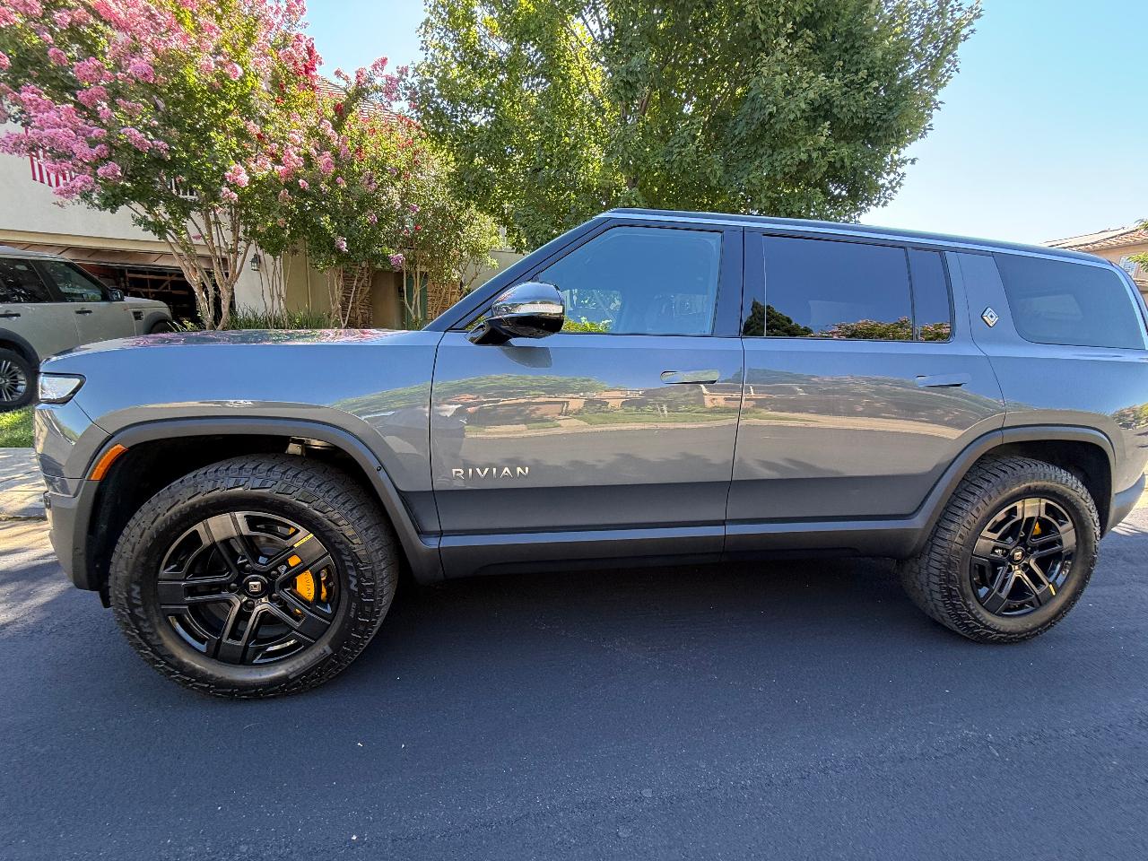 صورة 2 لـ 2023 Rivian R1S ADVENTURE QUAD-MOTOR LARGE PACKAGE