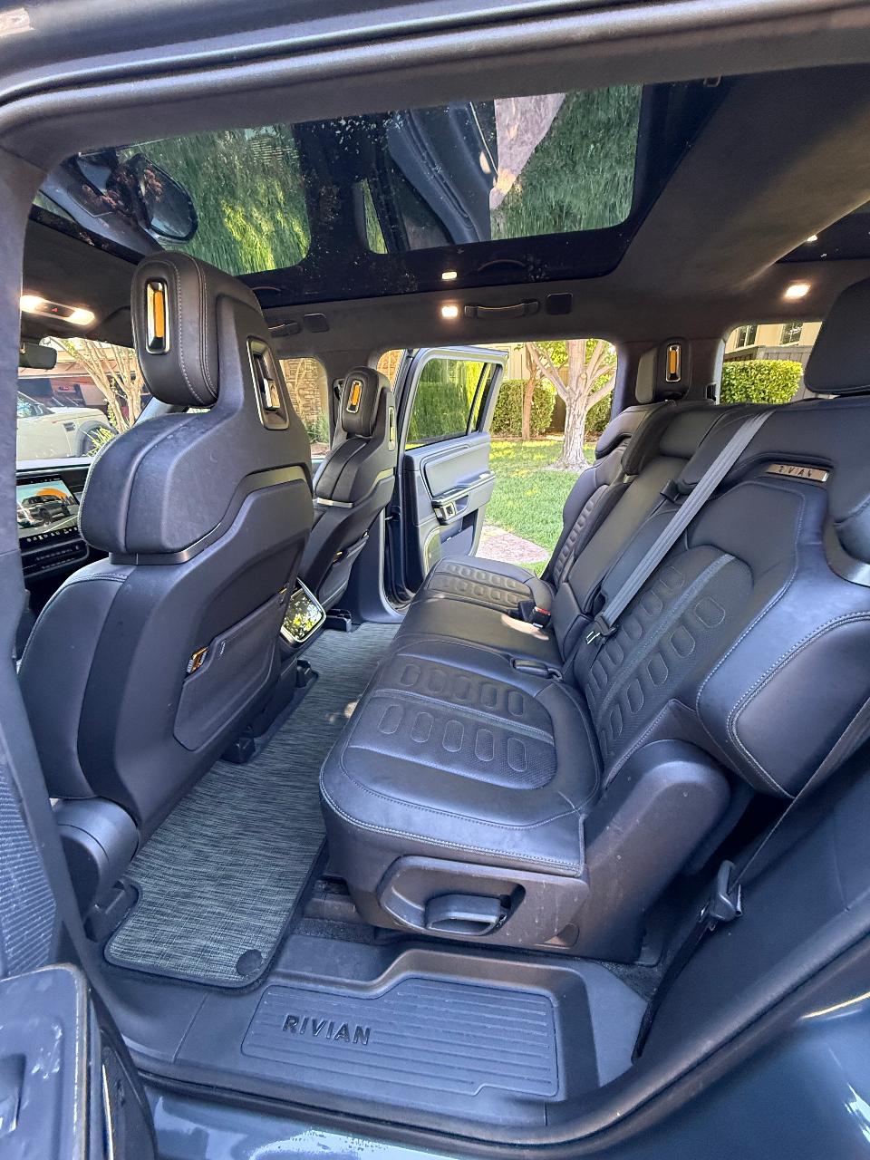صورة 10 لـ 2023 Rivian R1S ADVENTURE QUAD-MOTOR LARGE PACKAGE