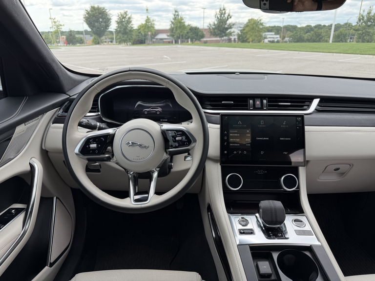 صورة 10 لـ 2024 Jaguar F-PACE P250 R-DYNAMIC S