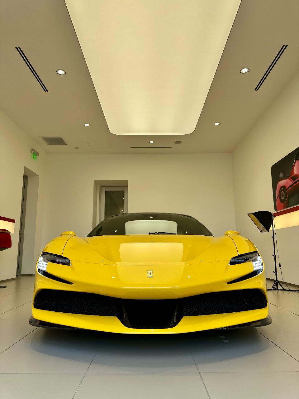2022 Ferrari SF90 SPIDER BASE — фото 6