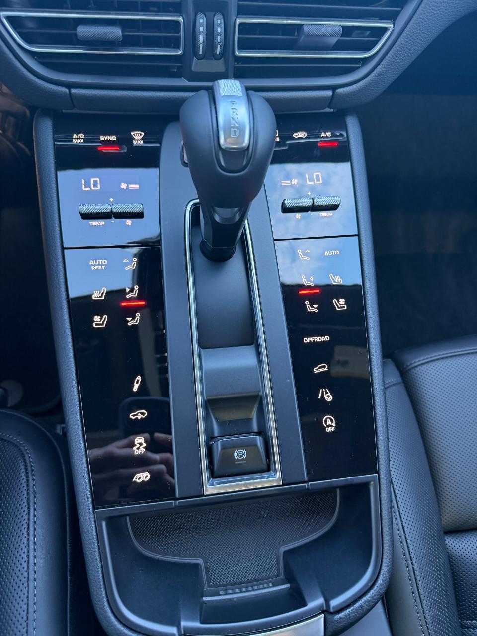 2025 Porsche MACAN MACAN GTS photo 2