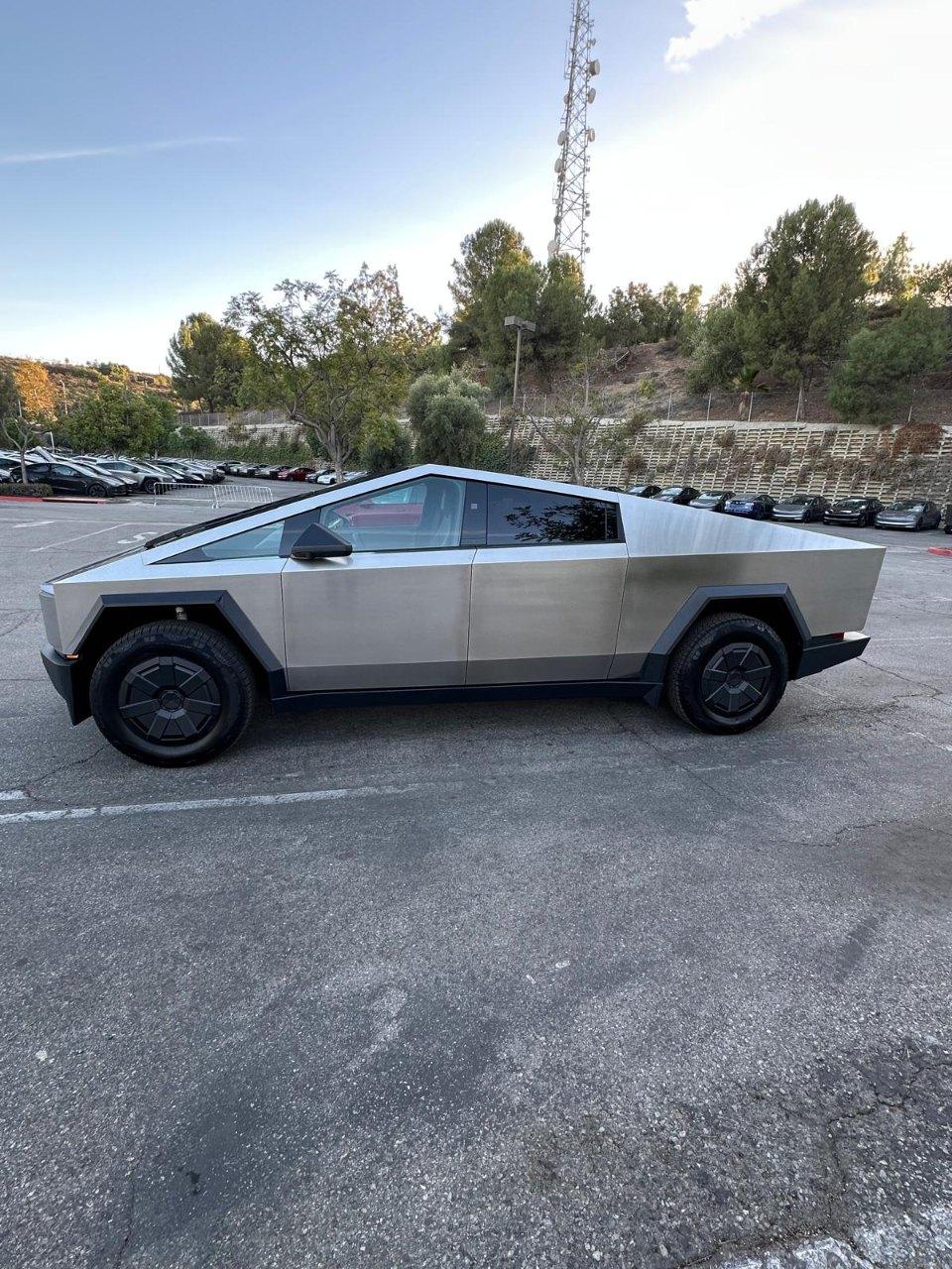 2024 Tesla CYBERTRUCK AWD — фото 3