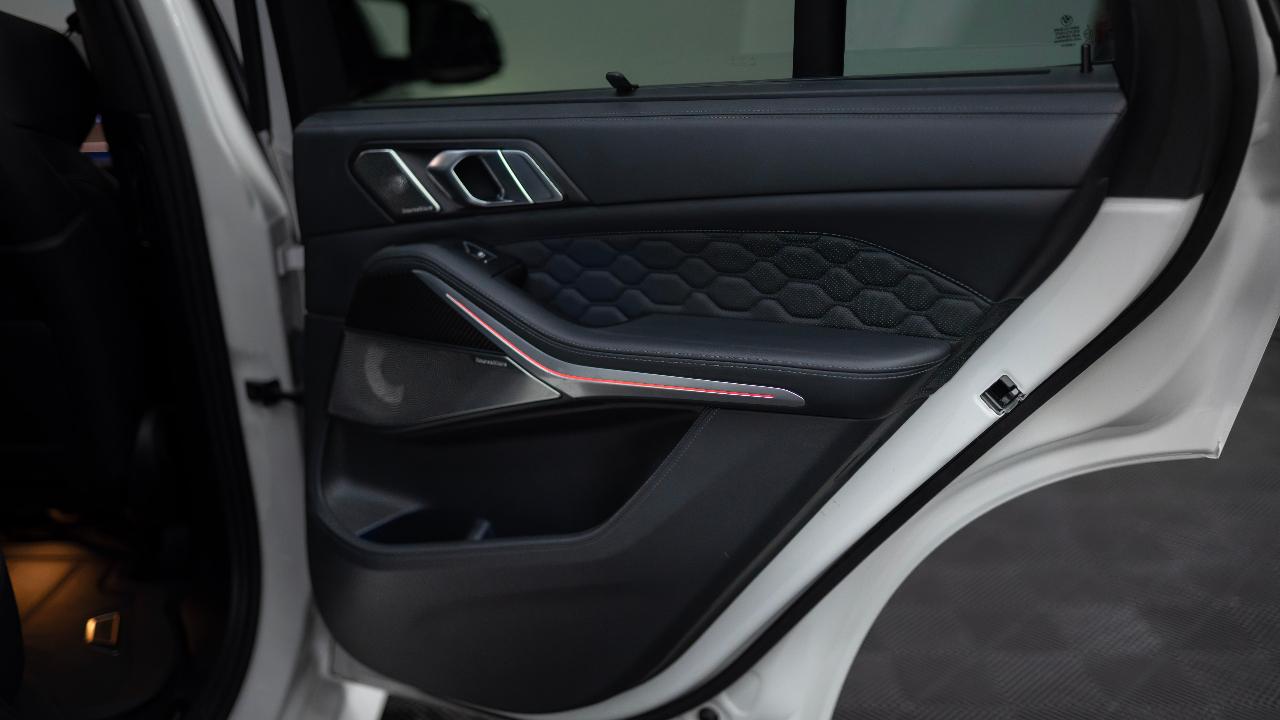 صورة 10 لـ 2023 BMW X5 M BASE