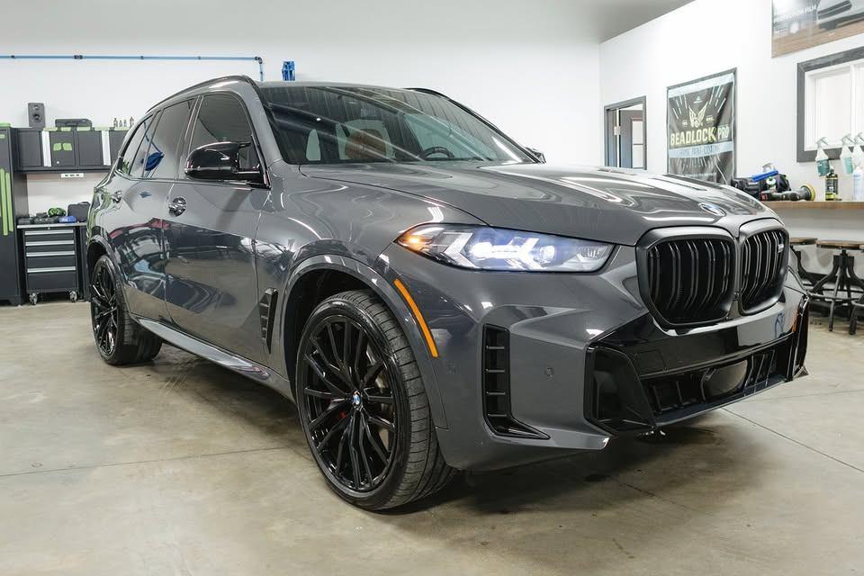 2024 BMW X5 M60I — фото 2