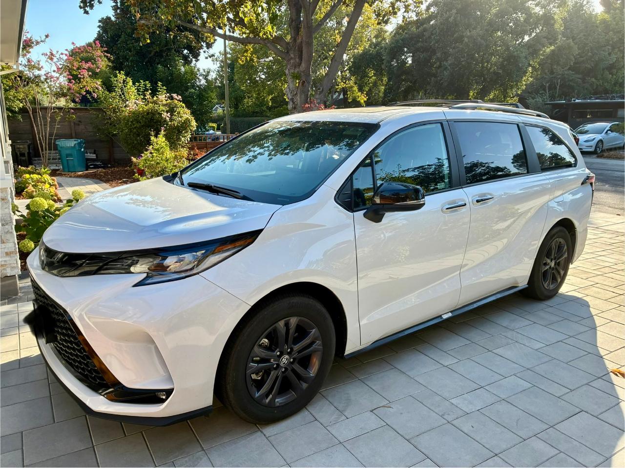 2025 Toyota SIENNA XSE — фото 2