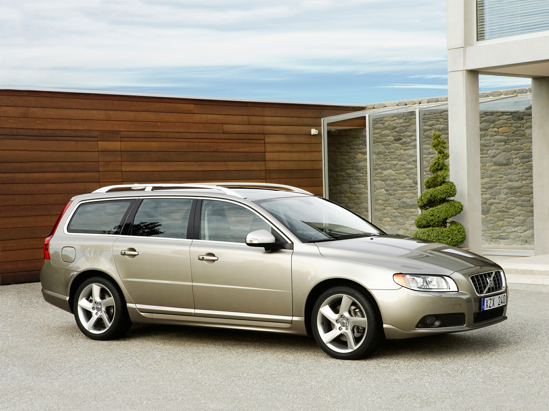 Volvo V70 Models, Generations & Redesigns | Cars.com