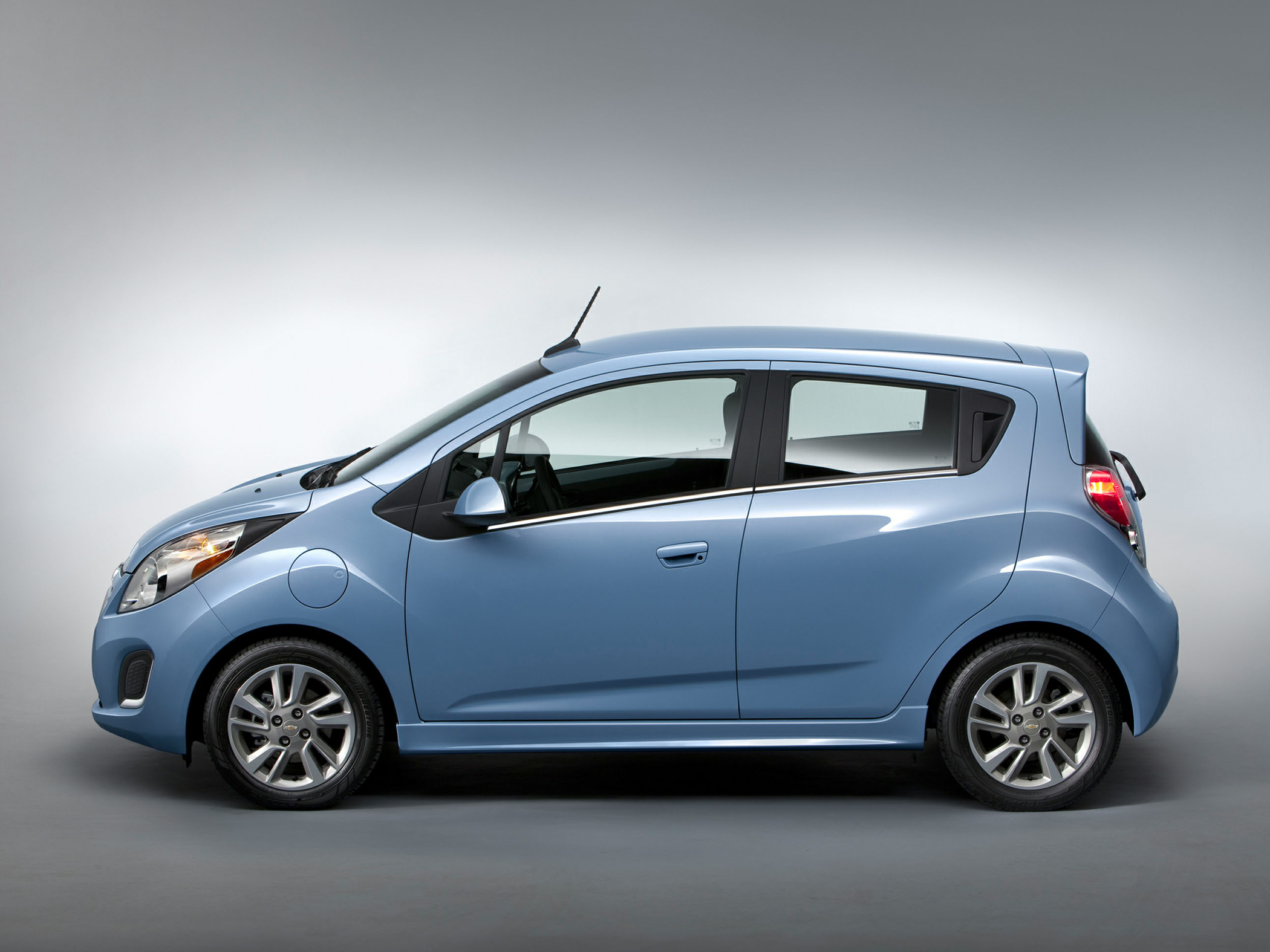 Spark format. Chevrolet Spark Spark. Шевроле Спарк 2015. Новый Шевроле Спарк 2022. Chevrolet Spark m400.