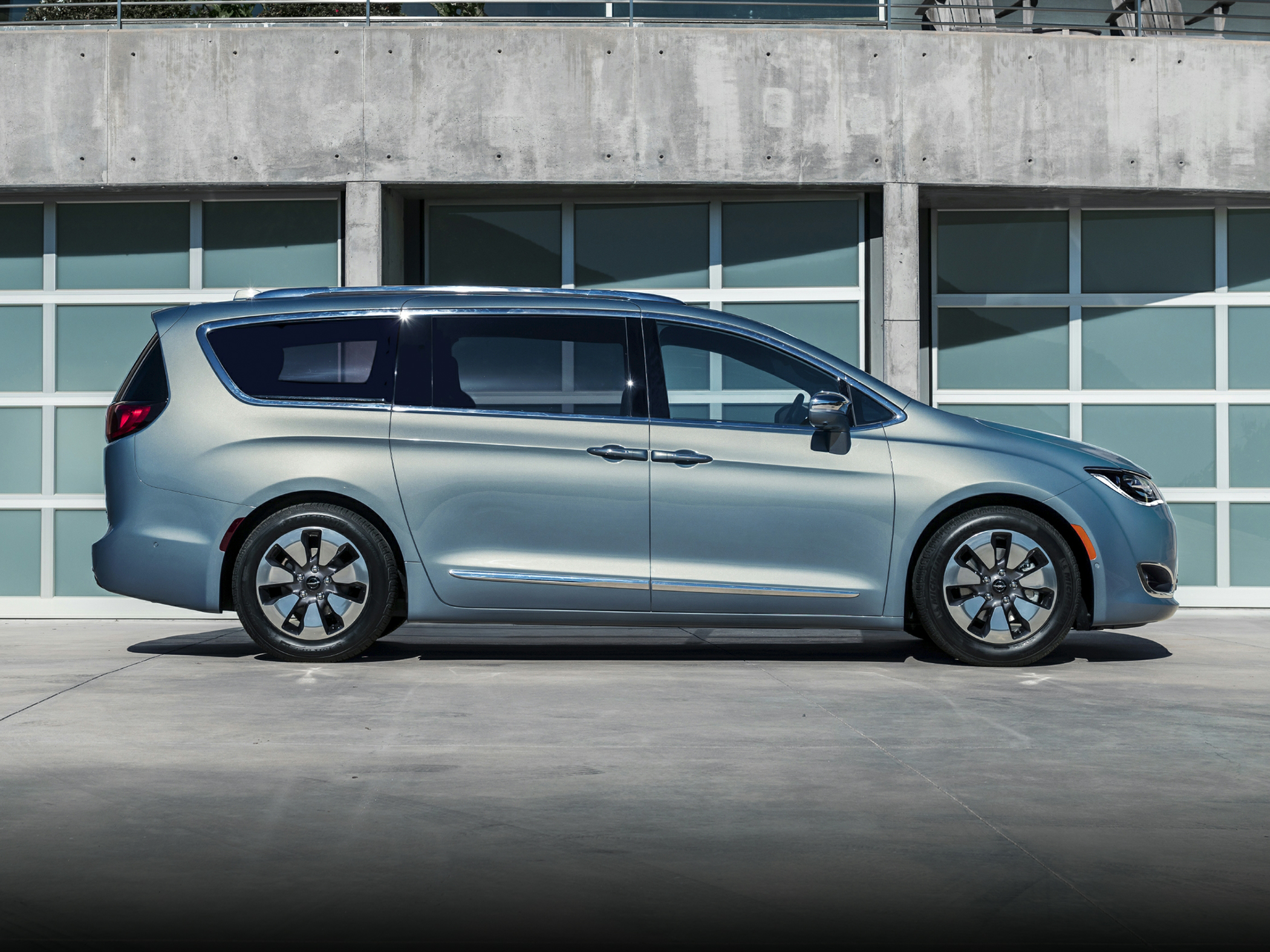 Plug in hot sale hybrid minivan 2019