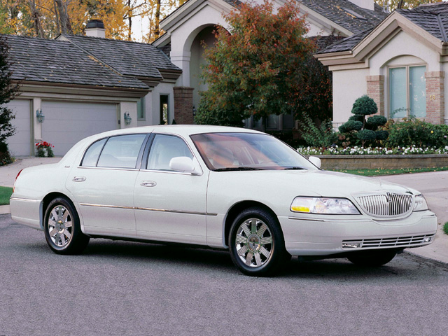 2004 Lincoln Town Car Specs Price MPG Reviews Cars