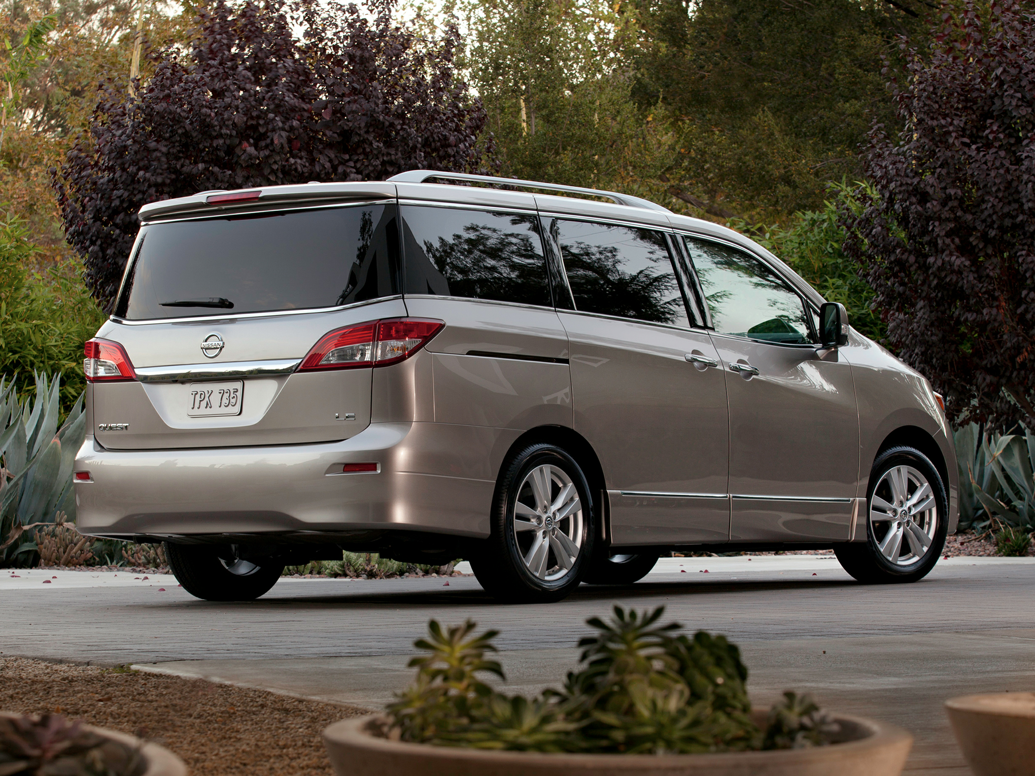 2012 store nissan minivan