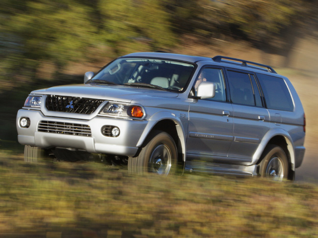 Side view of the 2003 Mitsubishi Montero Sport