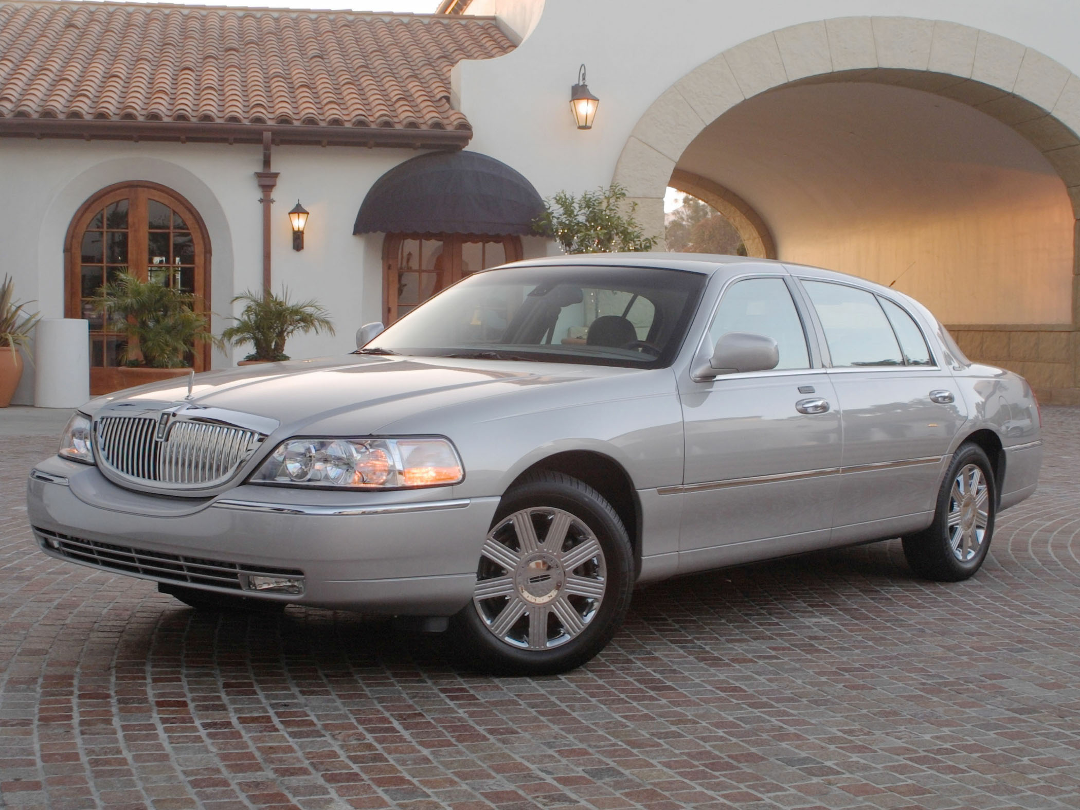 2003 Lincoln Town Car Specs Price MPG Reviews Cars