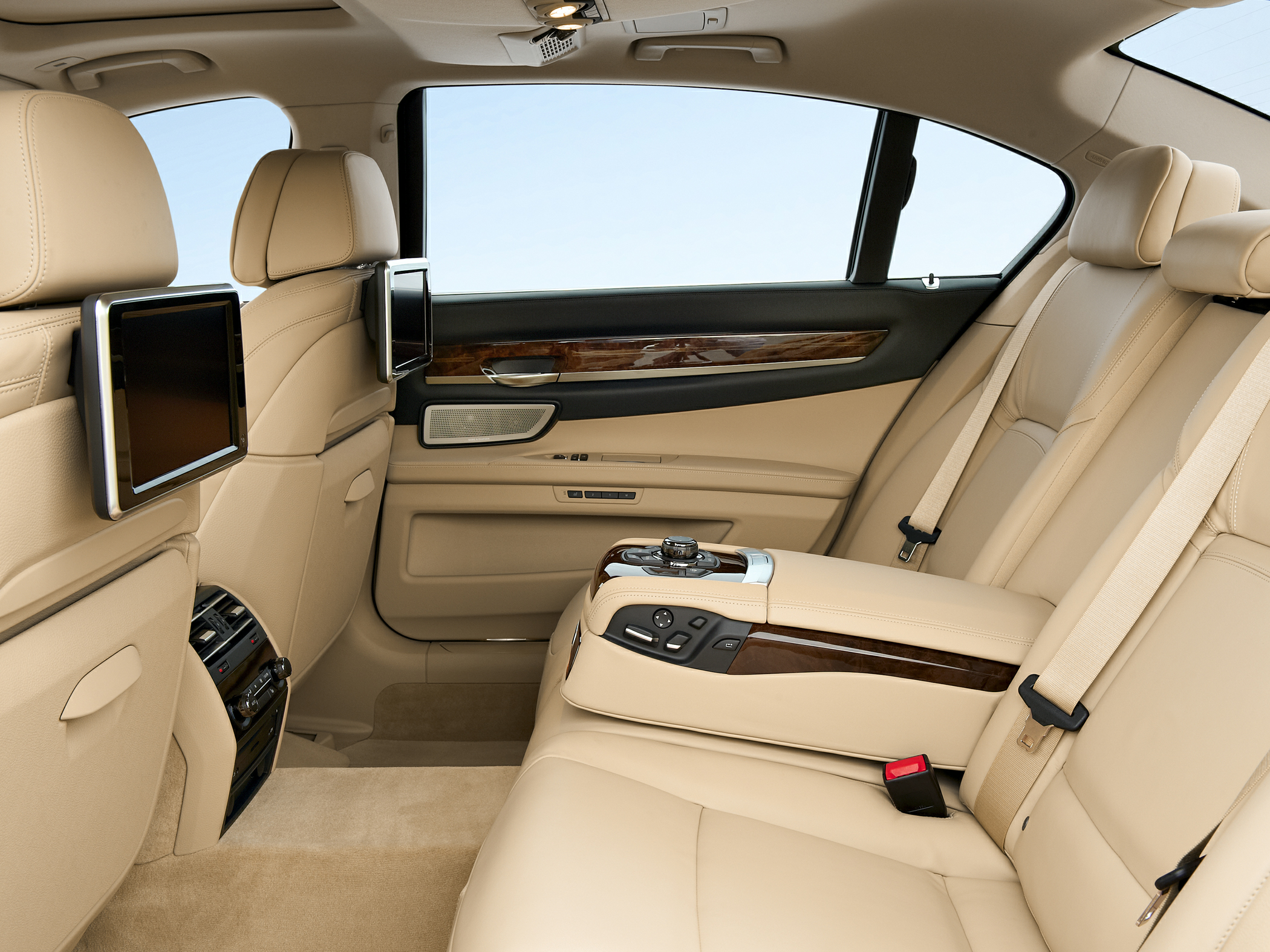 2015 BMW 740