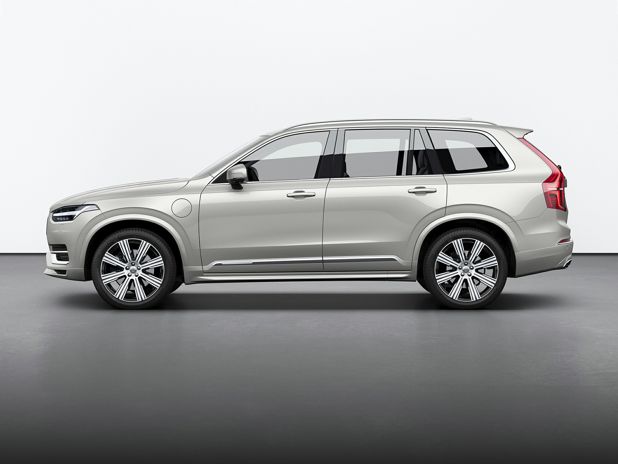 Volvo suv deals hybrid 2021