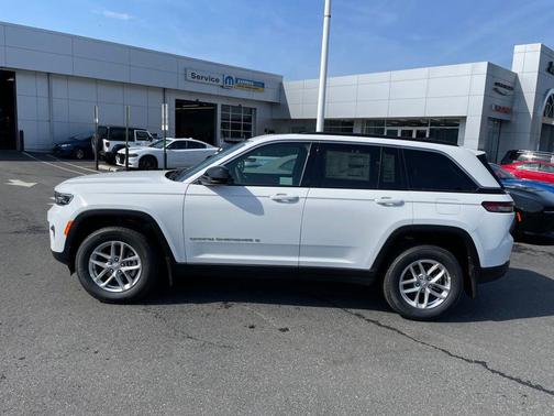 Bright White Clearcoat 2026 Jeep Grand Cherokee Laredo
