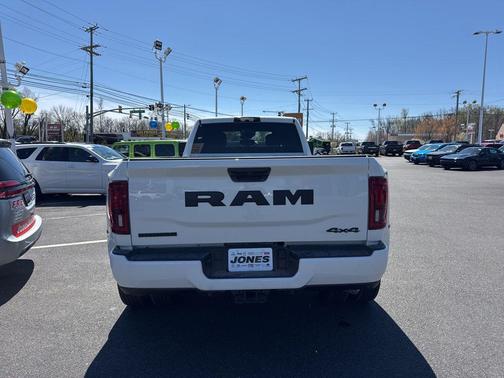 Bright White Clearcoat 2026 RAM 3500 Big Horn Crew Cab 4x4 8' Box