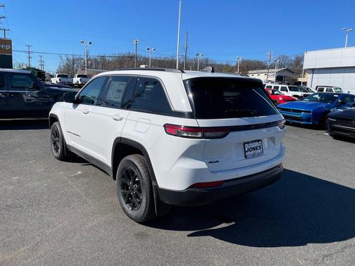 Bright White Clearcoat 2026 Jeep Grand Cherokee Altitude