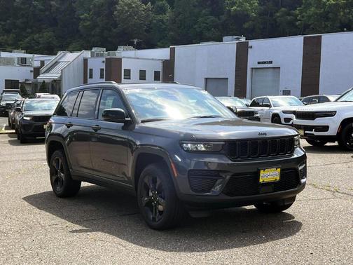 2025 Jeep Grand Cherokee Laredo