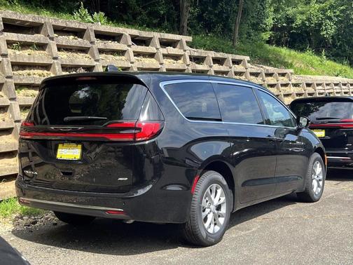 Diamond Black 2027 Chrysler Pacifica SELECT