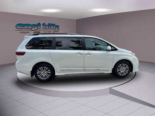 2020 Toyota Sienna XLE