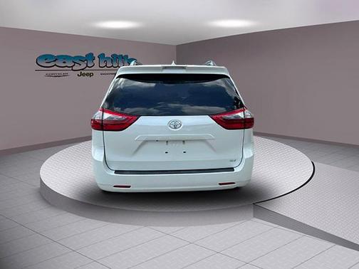2020 Toyota Sienna XLE