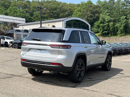 2025 Jeep Grand Cherokee Laredo