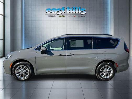 2023 Chrysler Pacifica Touring-L