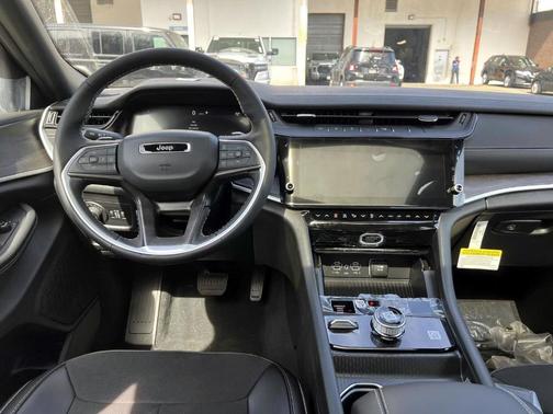 Silver Zynith 2026 Jeep Grand Cherokee Laredo
