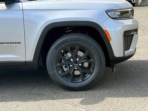 Silver Zynith 2026 Jeep Grand Cherokee Laredo