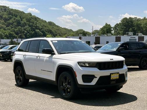 2025 Jeep Grand Cherokee Laredo