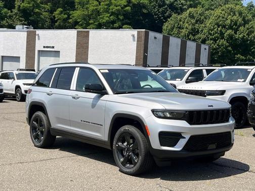 2025 Jeep Grand Cherokee Laredo
