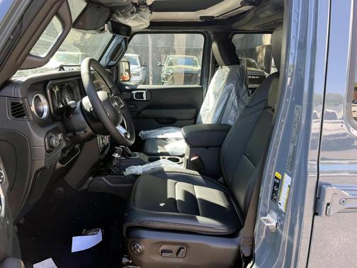Anvil Clearcoat 2026 Jeep Wrangler Sahara
