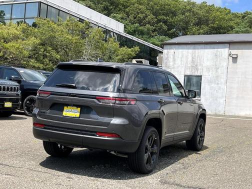 2025 Jeep Grand Cherokee Laredo