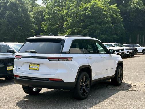 2025 Jeep Grand Cherokee Laredo