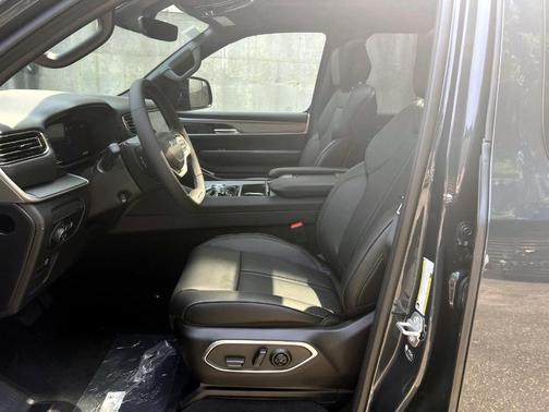 2025 Jeep Wagoneer Base
